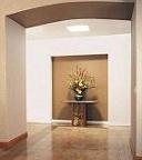 Eingebauter Lichtkamin in einem Gang ohne Fenster